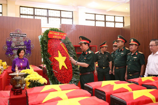 Đại tướng Phan Văn Giang dâng hương Anh hùng liệt sĩ tại Công viên Lê Thị Riêng