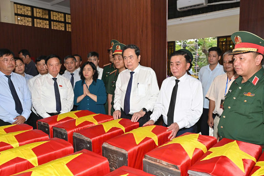 Chủ tịch Quốc hội dâng hương, tri ân các Anh hùng liệt sĩ tại công viên Lê Thị Riêng