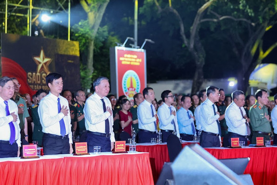 Lãnh đạo Đảng, Nhà nước, khán giả xúc động rơi lệ xem chương trình 'Sao sáng dẫn đường'