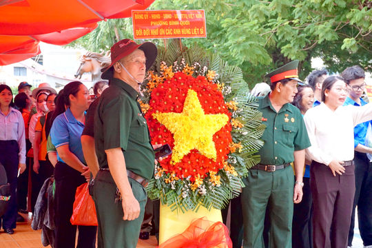 Dòng người đến Công viên Lê Thị Riêng tưởng niệm, tri ân các Anh hùng liệt sĩ