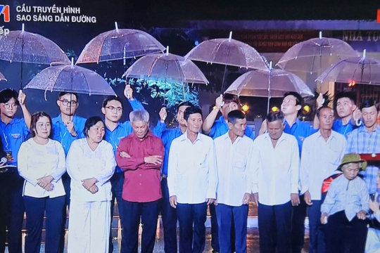 Trao di vật của liệt sĩ Huỳnh Văn Quên cho gia đình