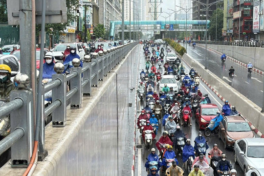 Nhiều tuyến đường Hà Nội bị ùn tắc do mưa lớn đúng giờ cao điểm sáng