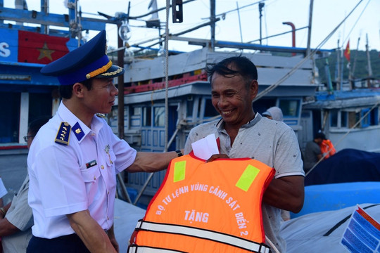 Vùng Cảnh sát biển 2: Bền bỉ vun đắp "thế trận lòng dân trên biển"