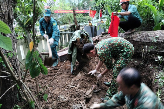 Cảm động đôi giày vải quân nhu tìm thấy trong hài cốt liệt sĩ ở Quảng Ngãi