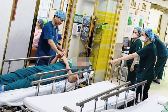 Chồng vào động viên vợ sinh, bất ngờ ngất xỉu trong phòng mổ