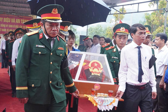 Truy điệu và an táng 4 hài cốt liệt sĩ được tìm thấy tại hang Đá Sập, Đà Nẵng
