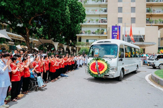 Hàng nghìn học trò xếp hàng ở bệnh viện Bạch Mai tiễn biệt GS Vũ Văn Đính