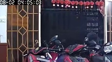 Nổ lớn khiến căn nhà bị hỏng nặng và 2 người bị thương ở TP.HCM