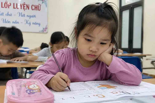 Tiền tiểu học: Cha mẹ lo, con chịu áp lực
