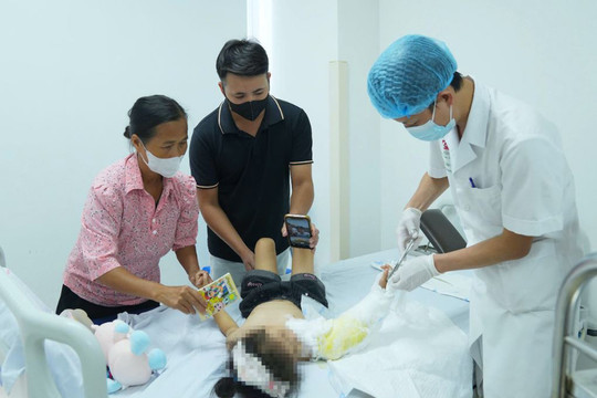 Bé 4 tuổi bị đứt rời cánh tay do áo chống nắng cuốn vào bánh xe