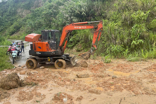 Thông xe sau sạt lở, hàng trăm hộ dân ở Lào Cai thoát cảnh cô lập
