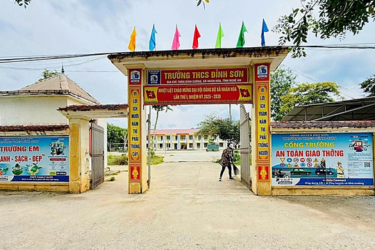 Đình chỉ hiệu trưởng liên quan đường dây cá độ bóng đá ở Nghệ An