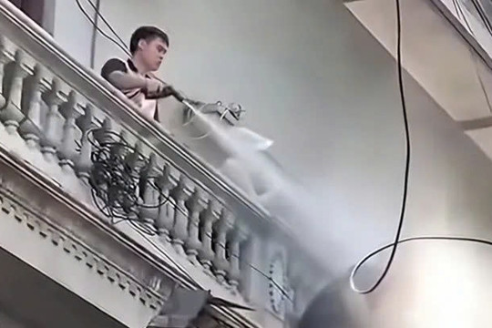 Khởi tố người đàn ông xịt nước cao áp vào thợ tháo dỡ ở Hà Nội