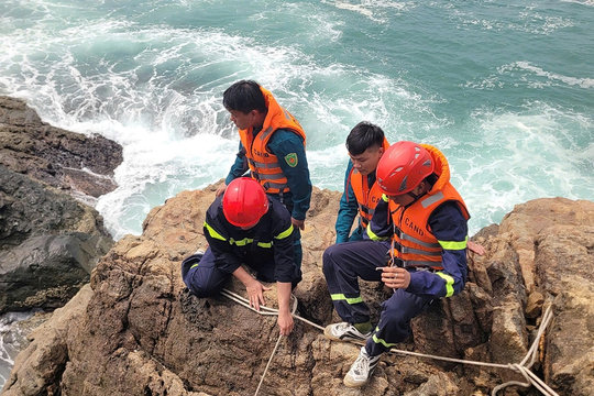 Cứu sống nạn nhân thứ hai trong vụ 4 người bị sóng cuốn tại Mũi Nghê