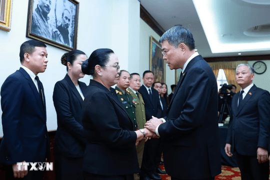 Thủ tướng Lê Minh Hưng viếng Chủ tịch Quốc hội Lào Xaysomphone Phomvihane