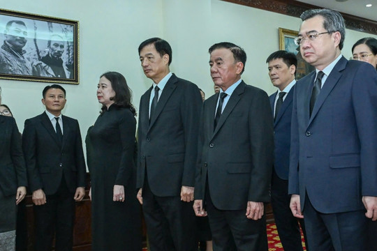 Thường trực Ban Bí thư Trần Cẩm Tú viếng đồng chí Saysomphone Phomvihane