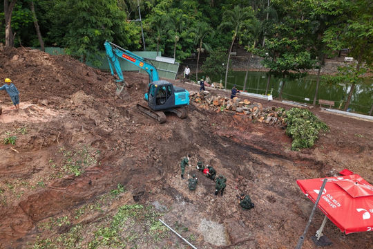 Phát hiện thêm 11 bộ hài cốt liệt sĩ cùng các di vật tại Công viên Lê Thị Riêng