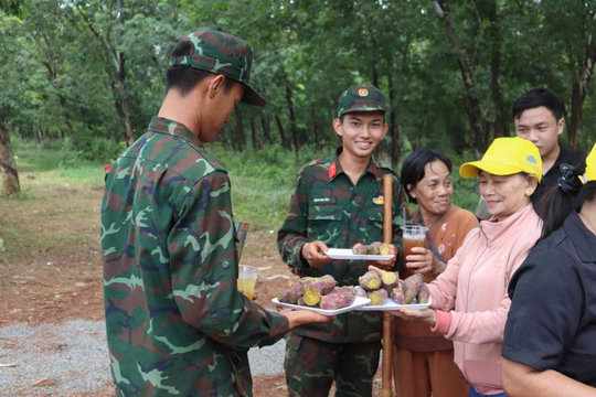 Nghĩa tình quân dân tiếp sức thực hiện nhiệm vụ thiêng liêng