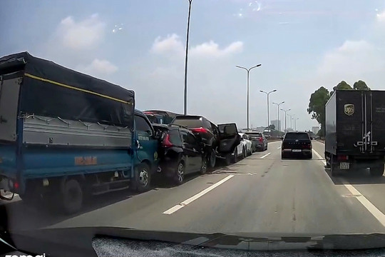 Va chạm liên hoàn giữa 7 ô tô trên quốc lộ 18 qua Bắc Ninh