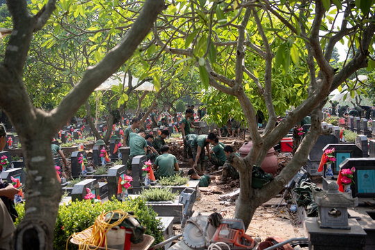 Hành trình tìm lại tên cho 469 liệt sĩ chưa rõ danh tính tại nghĩa trang Mai Dịch