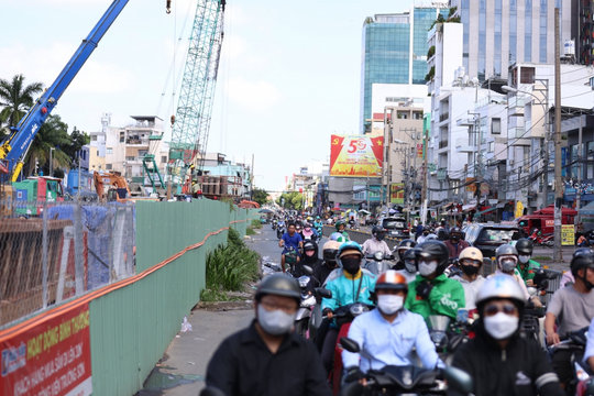 Nhiều tài xế ở TP.HCM phải quay đầu khi đường Cách Mạng Tháng Tám cấm ô tô