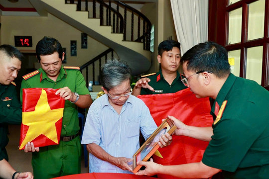 Nước mắt người em 81 tuổi khi nhận di ảnh 2 người anh liệt sĩ