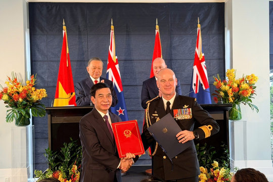 Tổng Bí thư, Chủ tịch nước và Thủ tướng New Zealand gặp gỡ báo chí, chứng kiến trao văn kiện hợp tác