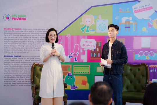 Gen Z kể câu chuyện về khoảng cách thế hệ qua triển lãm tương tác