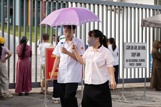 Thí sinh Chuyên Tuyên Quang than đề Toán thi lại khó, giáo viên nói gì?
