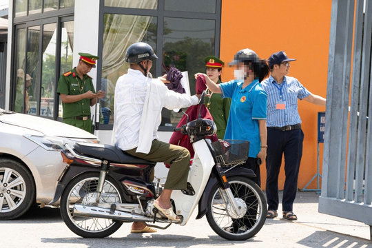 Sáng nay, 326 thí sinh tại điểm thi Chuyên Tuyên Quang thi môn đầu tiên