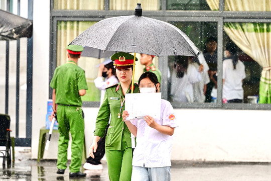 Sáng nay, hơn 300 thí sinh chuyên Tuyên Quang vào buổi thi cuối 2 môn tự chọn