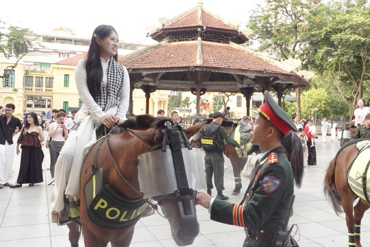 Đội kỵ binh Cảnh sát Cơ động tạo điểm nhấn tại "81 mùa bình yên"