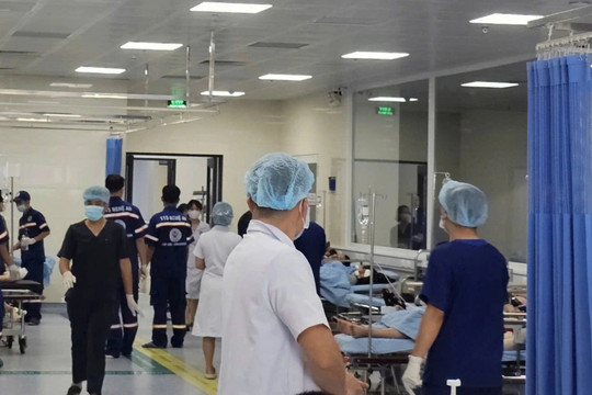 Xe khách gặp tai nạn giao thông trên đường cao tốc, khoảng 20 người nhập viện