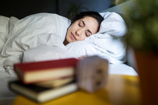 Thói quen đặt điện thoại cạnh giường và sự thật ít người biết