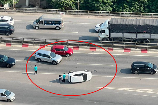 Ô tô 5 chỗ lật nghiêng trên đường Vành đai 3 trên cao, giao thông ùn tắc