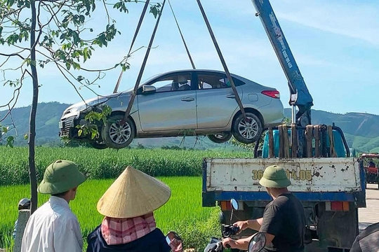 Xe dịch vụ lao xuống ruộng ở Nghệ An, tài xế tử vong