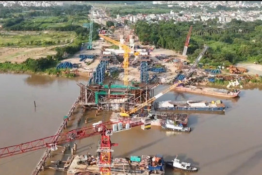 Sau gần 8 tháng, cầu Trần Hưng Đạo sắp dựng những nhịp vòm thép đầu tiên
