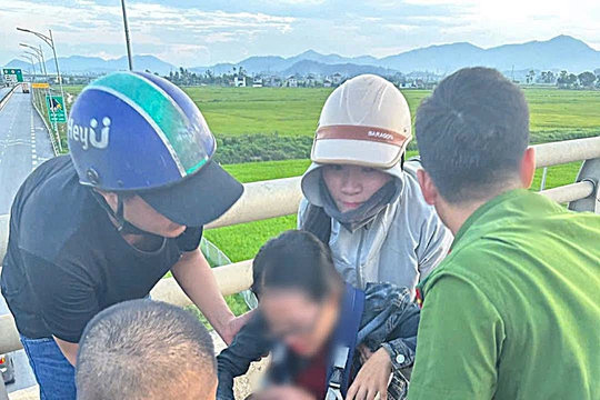 Ngăn chặn người phụ nữ ở Nghệ An ôm con nhỏ có ý định tự tử