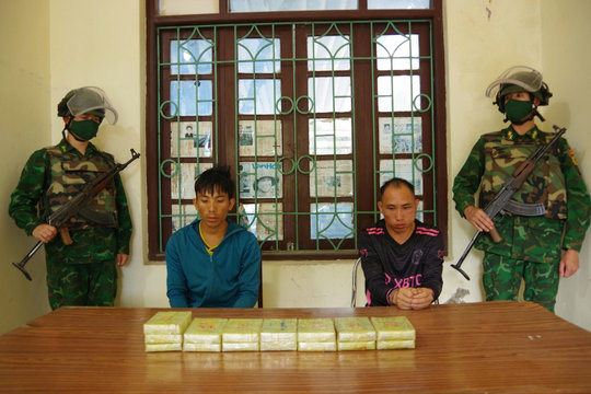 2 đối tượng bị bắt khi đang vận chuyển 15 bánh heroin