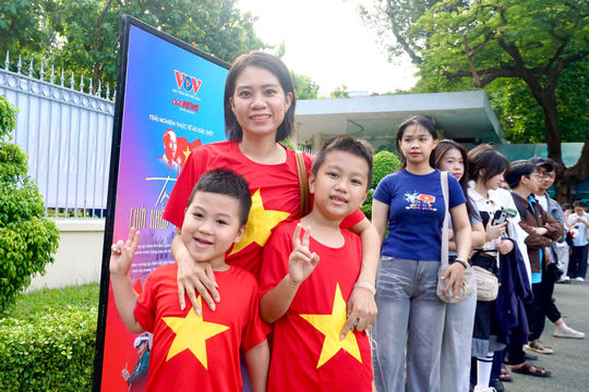 Dòng người xếp hàng từ sáng sớm, chờ 'xuyên không' về Ba Đình 1945 gặp Bác Hồ