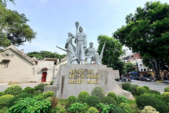 Hà Nội di dời tượng đài "Quyết tử để Tổ quốc quyết sinh"