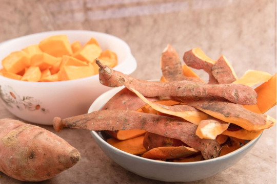Ăn khoai lang bỏ vỏ, bạn đã bỏ lỡ kho dưỡng chất sáng mắt, đẹp da