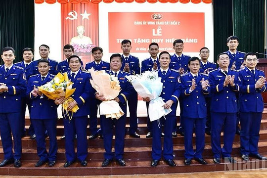 Đảng ủy Vùng Cảnh sát biển 2 trao tặng Huy hiệu Đảng