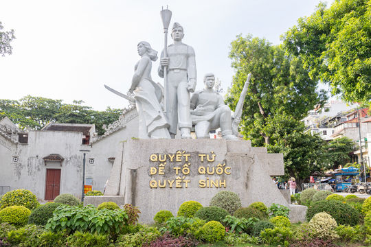 Tượng đài 'Quyết tử để Tổ quốc quyết sinh' bên Hồ Gươm được xây dựng năm nào?