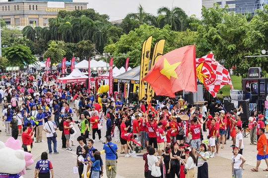 CĐV Việt Nam đội mưa tới Rajamangala tiếp lửa chung kết ASEAN Cup 2026