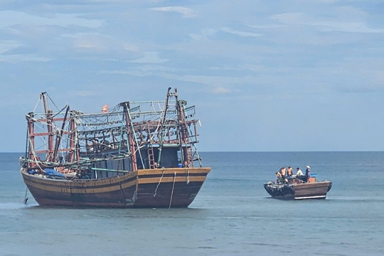 Cứu hộ tàu cá cùng 2 thuyền viên bị mắc cạn ở bãi tắm Cửa Tùng, Quảng Trị
