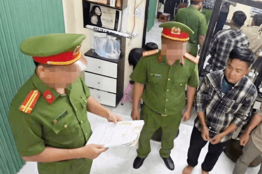 Bắt khẩn cấp nhóm đối tượng dùng còng số 8 khống chế người, ép viết giấy nợ