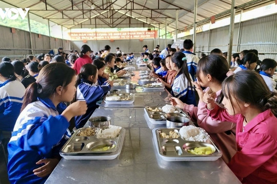 Không thể chỉ 'ngồi xem thực đơn' để giám sát bữa ăn của học sinh