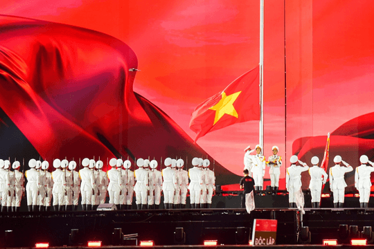 Biển người đội mưa xem Concert quốc gia 'Tổ quốc trong tim' tại TP.HCM