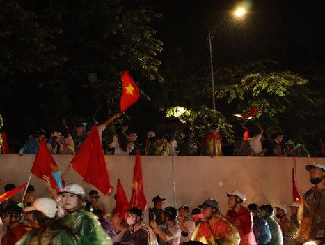 Bất chấp mưa lớn người dân Thủ đô vẫn hết mình đi bão sau chiến thắng của đội tuyển Việt Nam